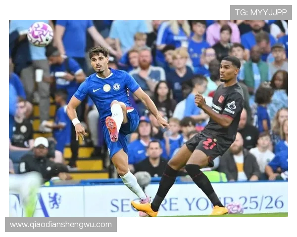 切尔西备战强敌帕尔默训练场重聚埃斯特旺畅谈战术心得